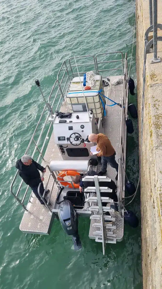 barge travaux en aluminium bord à bord